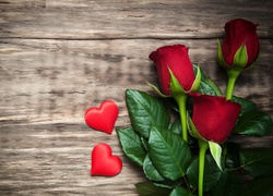 Czerwone róże i serca walentynkowe