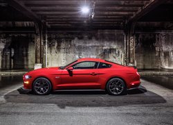 Czerwony Ford Mustang GT bokiem
