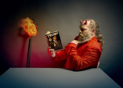 Diabeł czytający książkę przy płonącym trójzębie