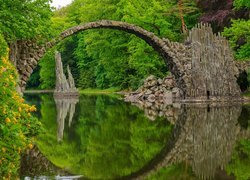 Niemcy, Saksonia, Park Rododendronów Kromlau, Kamienny, Most łukowy, Jezioro Rakotz, Kwiaty, Odbicie  Las