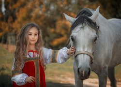 Długowłosa dziewczynka z koniem