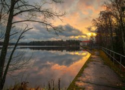 Dojście do domu nad jeziorem Huuhanlampi w Finlandii