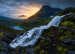Norwegia, Dolina Romsdalen, Góry, Wodospad, Jezioro, Mgła, Chmury, Wschód słońca