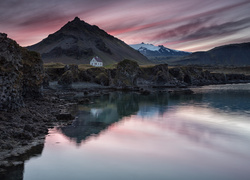 Dom we wsi Hellnar na półwyspie Snaefellsnes w Islandii