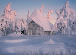 Dom zasypany śniegiem