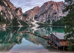 Włochy, Południowy Tyrol, Region Trydent-Górna Adyga, Jezioro Pragser Wildsee, Góry Dolomity, Drzewa, Drewniany, Dom, Łódki