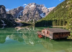 Włochy, Południowy Tyrol, Jezioro Pragser Wildsee, Góry, Dolomity, Drewniany, Dom, Łódki, Drzewa