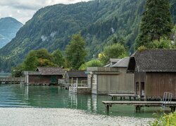 Domy na przystani na jeziorze Wolfgangsee w Austrii
