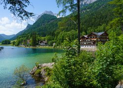 Jezioro Hintersee, Góry Alpy, Drzewa, Domy, Gmina Berchtesgadener, Bawaria, Niemcy