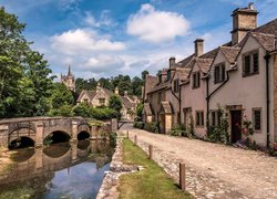 Domy przy moście we wsi Castle Combe w hrabstwie Wiltshire