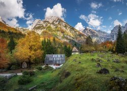 Domy w dolinie Trenta na tle Alp Julijskich