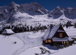Domy w Dolinie Zielonej Gąsienicowej zimową porą