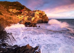 Włochy, Gmina Riomaggiore, Manarola, Morze Liguryjskie, Cinque Terre, Kolorowe, Domy, Skały, Zatoka, Fale