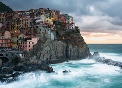 Włochy, Prowincja La Spezia, Region Liguria, Gmina Riomaggiore, Miejscowość Manarola, Morze Liguryjskie, Kolorowe, Domy, Skały, Chmury