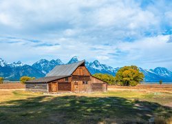 Drewniana chata na tle gór Teton Range w stanie Wyoming