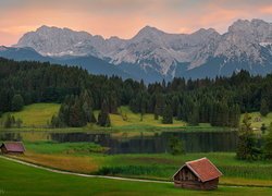 Góry Karwendel, Jezioro Geroldsee, Las, Drzewa, Drewniane, Domki, Miejscowość Krun, Bawaria, Niemcy