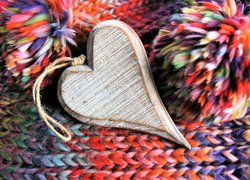 Drewniane serce na kolorowej wełnie