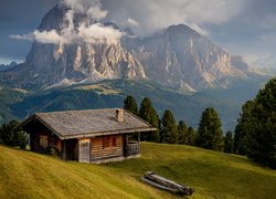 Drewniany dom z widokiem na dolinę Val Gardena i Dolomity