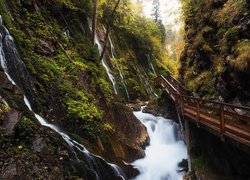 Drewniany most pod skałami nad rzeką w wąwozie Wimbachklamm