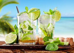 Drinki z limonką na plaży