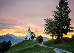 Droga do kościoła św Piotra na Słowenii o wschodzie słońca