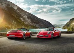 Dwa czerwone Porsche 911 Carrera