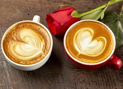 Dwie kawy cappuccino z pianką w kształcie serca