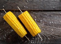 Dwie kolby kukurydzy na deskach
