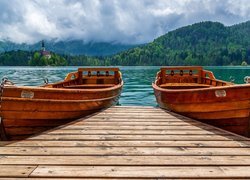 Dwie łódki przy pomoście na Jeziorze Bled