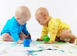 Dzieci podczas zabawy farbami