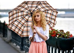 Dziewczyna pod parasolem