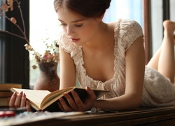 Dziewczyna relaksuje się czytając książkę
