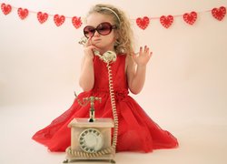 Dziewczyna w czerwonej sukience z telefonem