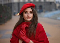 Dziewczyna w czerwonym płaszczu berecie i rękawiczkach
