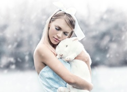 Dziewczyna z białym królikiem