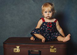 Dziewczynka na walizce