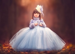 Dziewczynka w balowej sukience i kapelusiku