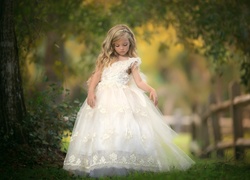 Dziewczynka w białej tiulowej sukience