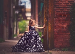 Dziewczynka w długiej balowej sukni