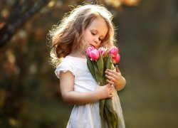 Dziewczynka z bukietem tulipanów