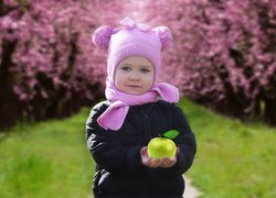 Dziewczynka z jabłkiem w dłoniach