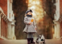 Dziewczynka z lizakiem i kotem na moście