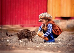 Dziewczynka z małym kotkiem