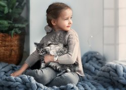 Dziewczynka z małymi kotkami