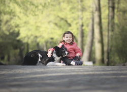 Dziewczynka z psem border collie na spacerze