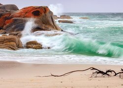 Fale uderzające o skały przy brzegu morza