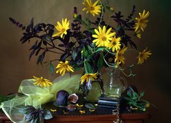 Figi i szkatułka obok bukietu kwiatów w kompozycji
