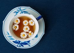 Filiżanka herbaty z rumiankami