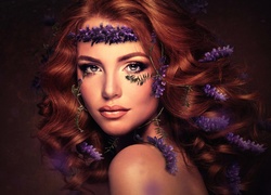 Fioletowe kwiaty wyki we włosach i na twarzy uroczej kobiety