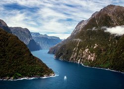 Góry, Lasy, Fiord, Zatoka Milforda, Łódż, Chmury, Park Narodowy Fiordland, Nowa Zelandia